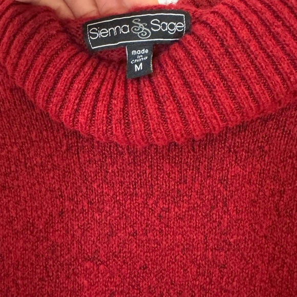 Chic Maroon Turtleneck Sweater with Button Accents - Picture 3 of 4